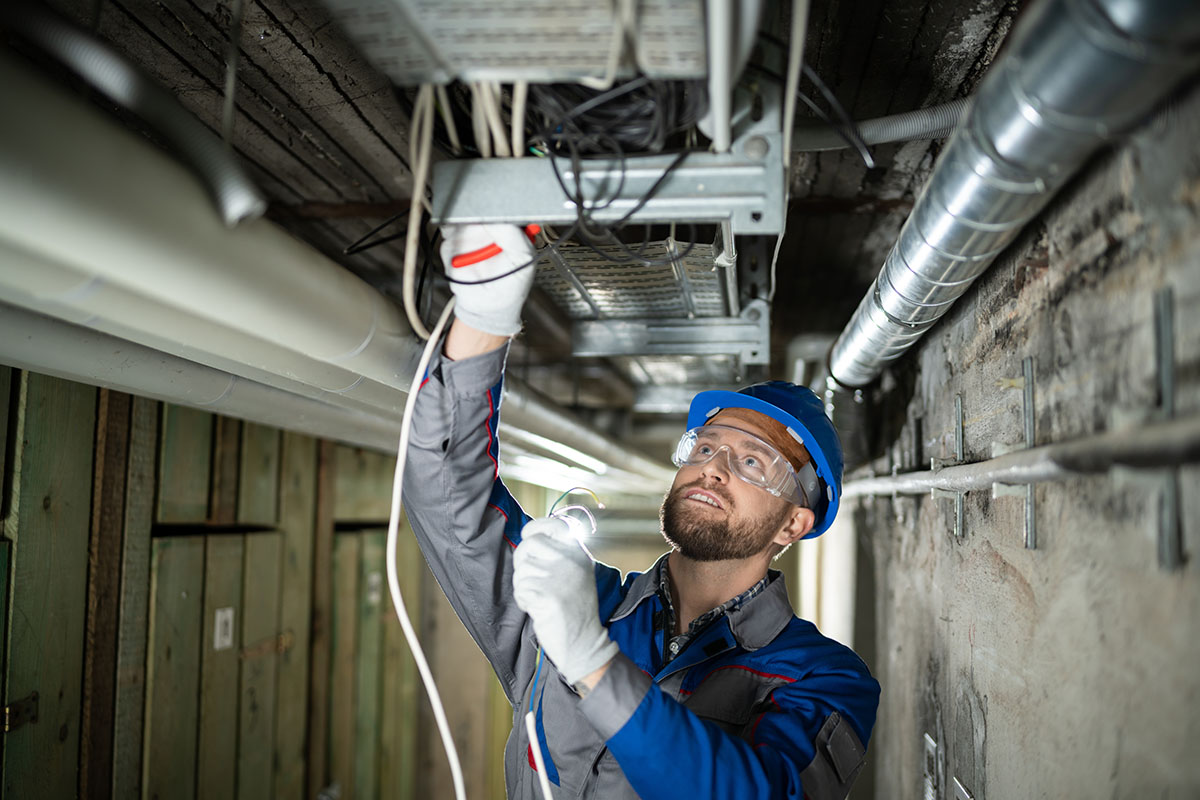 En elektriker monterar elkablar